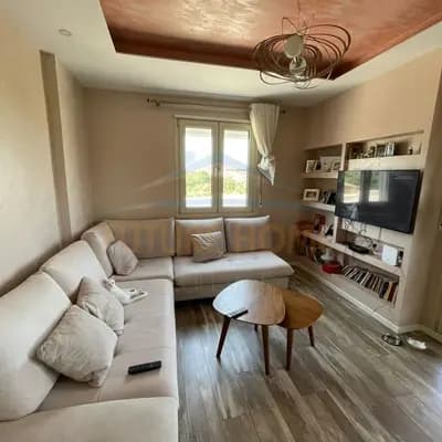 Disponojme apartament 3+1+2 per shitje tek Kopshti Botanik prane Xhamise.