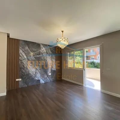 Disponojme apartament 2+1+2 per shitje me vendndodhje tek Kopshti Botanik, prane Xhamise.