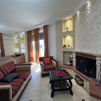 APARTAMENT PER QIRA TEK RRUGA E BARRIKADAVE!
