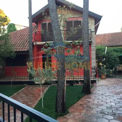 Disponojmë vilë për shitje me vendndodhje në Golem.