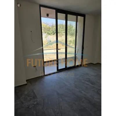 Disponojme apartament 1+1 per shitje ne Rradhime.
